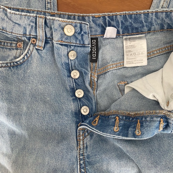 ♠️DIVIDED High Rise Distressed Light Wash Ankle Mom Jeans! Size: 4 - Picture 5 of 8